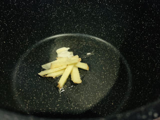 6、麻辣田螺,锅里加1勺油，把姜丝，蒜瓣炒香；