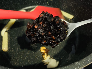 7、麻辣田螺,加1勺老干妈，炒香；