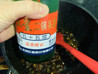 12、麻辣田螺,加白酒，炒香；