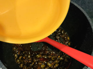 13、麻辣田螺,加些清水；