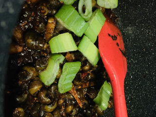 14、麻辣田螺,加大葱，翻炒；