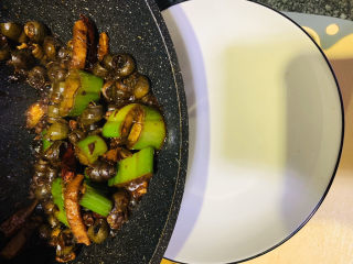 15、麻辣田螺,加盐、味精出锅；