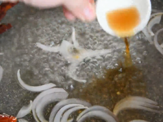 8、福建人太会吃了，番茄蛋汤也能做出山珍海味,倒入适量盐、1勺料酒、1茶匙糖、少许醋