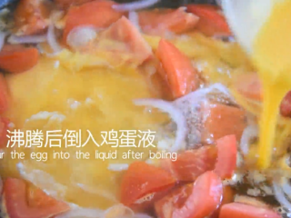 9、福建人太会吃了，番茄蛋汤也能做出山珍海味,倒入西红柿煮沸，再倒入鸡蛋液
