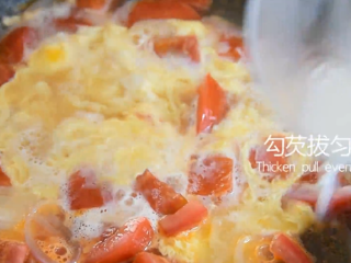 10、福建人太会吃了，番茄蛋汤也能做出山珍海味,勾芡拔匀