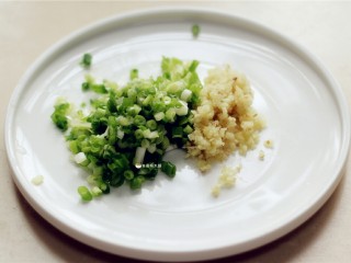 2、虎皮尖椒酿肉,葱姜切成末，备用