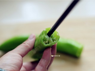 5、虎皮尖椒酿肉,尖椒去蒂，拿一根筷子沿着尖椒里面转一个圈，辣椒籽就会很容易取出