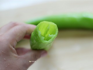 6、虎皮尖椒酿肉,把辣椒籽倒出去，冲洗干净