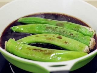 11、虎皮尖椒酿肉,倒入调好的酱汁，盖盖子稍稍焖煮一会儿