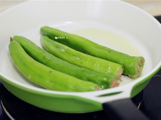 9、虎皮尖椒酿肉,锅内刷油，下入尖椒