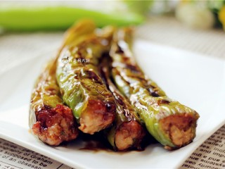 13、虎皮尖椒酿肉,盛入盘中，将酱汁淋在尖椒上，即可