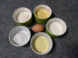 1、奶香玉米饼,准备好所有食材备用