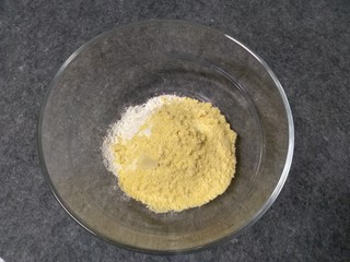 2、奶香玉米饼,玉米面和低筋面粉，奶粉混合过筛到一个盆里