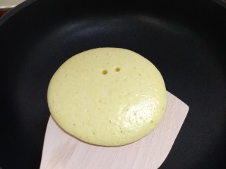 11、奶香玉米饼,等到表面都出现小气泡时再翻面，只要感觉要用铲子从边缘能铲起，并且可以滑动就可以翻到另一面继续煎