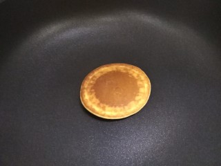 12、奶香玉米饼,我是没盖盖子煎的，翻面之后再继续煎50秒左右，如果盖上盖子大约30秒就可以了