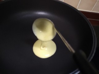 10、奶香玉米饼,煎锅小火预热一下，我用的是吃火锅小勺，舀一平勺面糊，缓快的流淌在锅中滴成一个圆形