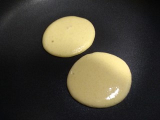 13、奶香玉米饼,我是两个或者三个一起煎的，尽量快一点，不然面糊容易消泡，做出的小饼就不那么蓬松