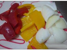 1、酸甜咕咾肉,洋葱、甜椒及凤梨切片。