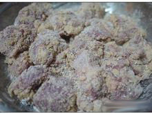 3、酸甜咕咾肉,将猪肉用〔腌肉料〕腌制20分钟入味后,沾裹地瓜粉並静止5分种返潮。