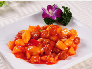 8、酸甜咕咾肉,起锅前勾薄芡即完成。