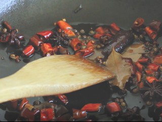 7、麻辣小龙虾,放香料辣椒炒香