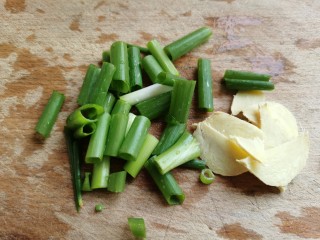 3、辣炒鸡胗,大蒜拍扁，再切少许葱、姜备用。