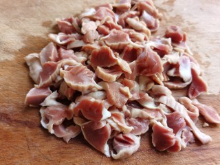 6、辣炒鸡胗,清洗干净的鸡胗切成片。