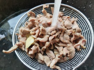 8、辣炒鸡胗,焯水的鸡胗用冷水冲凉。