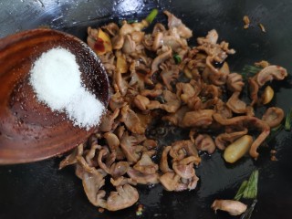 12、辣炒鸡胗,加入一点白糖提鲜。