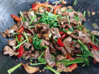 15、辣炒鸡胗,翻炒均匀，关火装盘。