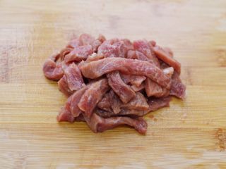 4、牛肉炒乌冬面,牛排肉切成这样。