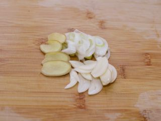 5、牛肉炒乌冬面,葱姜蒜切片。