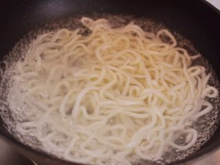 6、牛肉炒乌冬面,在准备上面食材的时候就可以烧水煮面。