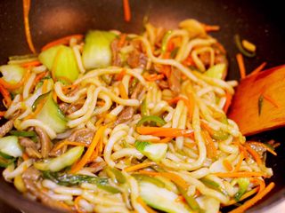 14、牛肉炒乌冬面,翻炒均匀。