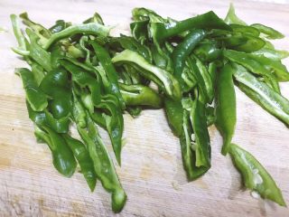 1、下饭菜之青椒炒肉片,将青椒洗净后切成小块