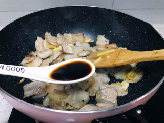 8、下饭菜之青椒炒肉片,放一勺生抽入锅调色