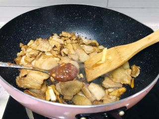 9、下饭菜之青椒炒肉片,放一勺豆瓣酱入锅翻炒