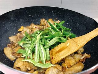 10、下饭菜之青椒炒肉片,将青椒放入锅中