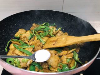 11、下饭菜之青椒炒肉片,青椒变色后加入一勺盐