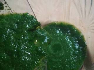 2、翡翠饺子,切碎,加适量水放入料理机打碎。