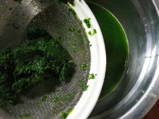 3、翡翠饺子,过滤,加入适量面粉和成面团(这步忘记拍照啦),然后再和一份白面团。分别盖上保鲜膜醒20分钟。