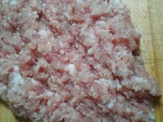 4、翡翠饺子,猪肉洗净,躲碎。