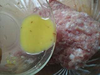 5、翡翠饺子,加入姜汁,料酒,盐,花椒水(用开水将花椒浸泡15分钟即成花椒水,依自己喜好也可不加),搅拌均匀。