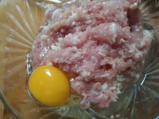 6、翡翠饺子,打入一颗鸡蛋搅拌均匀,加适量胡椒粉,酱油,葱,姜,蒜,搅拌,再加入适量水淀粉搅拌均匀。