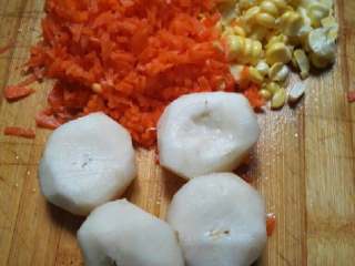 7、翡翠饺子,再加入躲碎的胡萝卜碎,玉米碎,紫甘蓝碎,马蹄碎继续搅拌均匀。(蔬菜碎先加一点油搅拌均匀再和肉末一起搅拌)