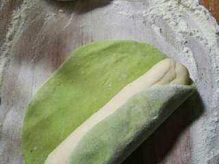 9、翡翠饺子,从一边卷起成圆条状。