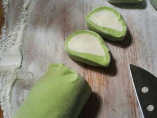 10、翡翠饺子,把面团切适量大小。