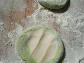 11、翡翠饺子,取一面团用手压扁。