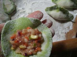 12、翡翠饺子,擀成中间稍厚边缘稍薄的面皮,放入馅料。