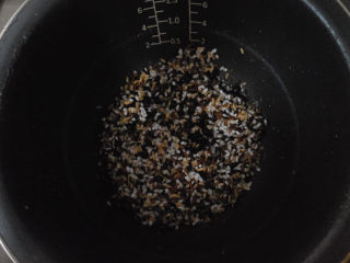 7、养生粥合集,将泡好的食材倒入锅内